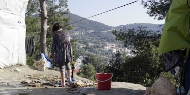 Οι εκκωφαντικές σιωπές των προσφύγων στο Βαθύ της Σάμου