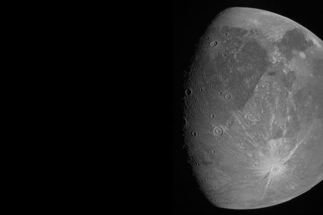 NASA: Οι πρώτες κοντινές φωτογραφίες του μεγάλου δορυφόρου Γανυμήδη του Δία
