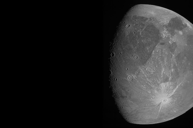 NASA: Οι πρώτες κοντινές φωτογραφίες του μεγάλου δορυφόρου Γανυμήδη του Δία
