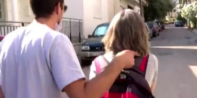 Γλυκά Νερά: Η μητέρα του συζυγοκτόνου παραδίδει την μικρή Λυδία στη μητέρα της Καρολάιν