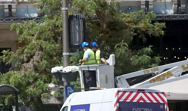 Ομόνοια: Μπήκαν μηχανήματα καθαρισμού αέρα – “Ισοδυναμούν” με 30 δέντρα;