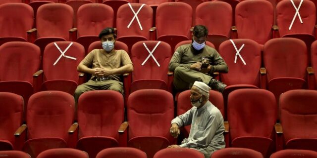 Πακιστάν: Επαρχία απειλεί να κόψει το τηλέφωνο στους αρνητές του εμβολιασμού