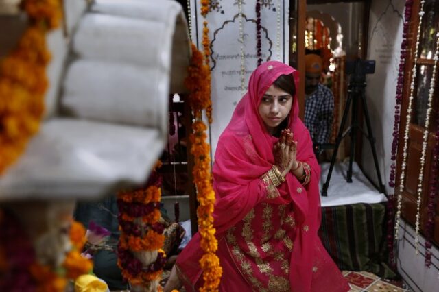 Ο πρωθυπουργός του Πακιστάν είπε ότι “τα θύματα βιασμού ήταν ελαφρά ντυμένα”- Οργή στη χώρα