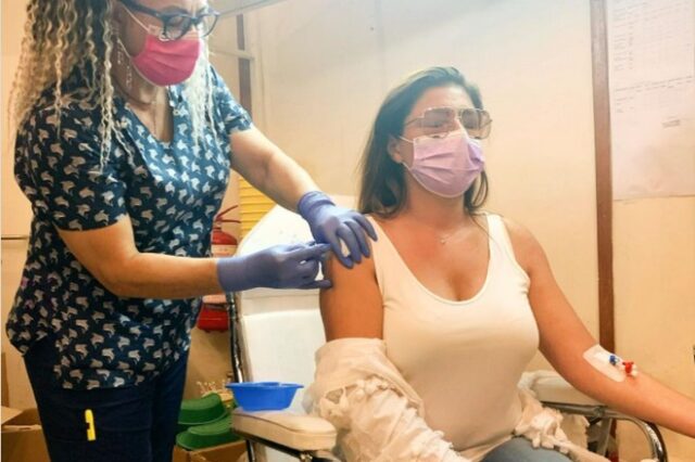 Έλενα Παπαρίζου: Εμβολιάστηκε κατά του κορονοϊού – Γιατί είχε “πεταλούδα” στο χέρι