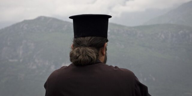 Βόλος: Στη γάτα τα έριξε ο ιερέας που τη σκότωσε με σκουπόξυλο – “Μου επιτέθηκε”