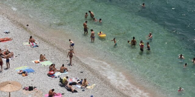Αλαλούμ με τους εμβολιασμούς στην παραλία – Το εξήγγειλαν και το παίρνουν πίσω