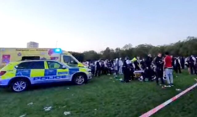 Σοκαριστικό βίντεο: Νεαροί μαχαιρώνουν 17χρονο μπροστά στον κόσμο σε πάρκο του Λονδίνου
