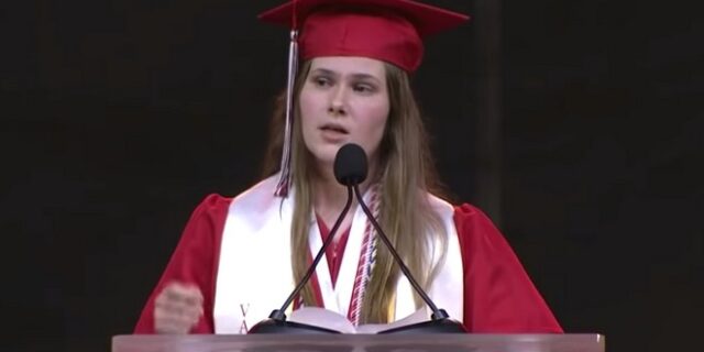 Μια αλλιώτικη αποφοίτηση: Μαθήτρια μιλά για το δικαίωμα στην άμβλωση και γίνεται viral