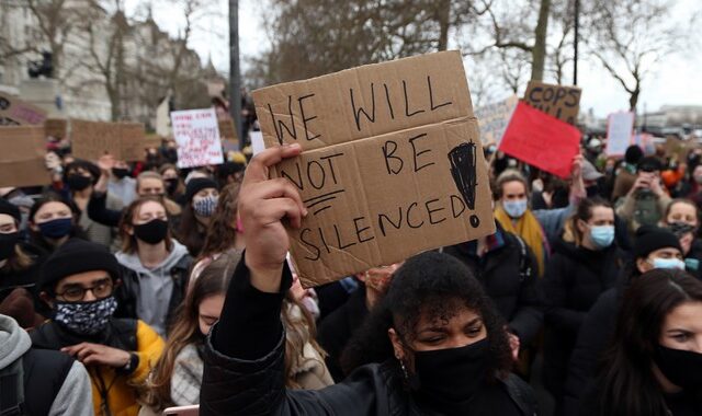 Βρετανία: Η κυβέρνηση ζητά συγγνώμη που “εγκατέλειψε” χιλιάδες θύματα βιασμού
