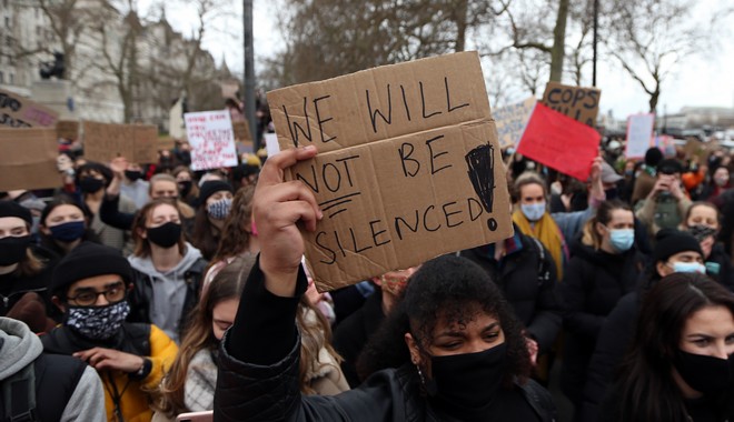 Βρετανία: Η κυβέρνηση ζητά συγγνώμη που “εγκατέλειψε” χιλιάδες θύματα βιασμού
