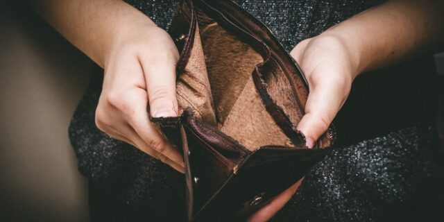 Τι δείχνουν τα στοιχεία της ΕΛΣΤΑΤ για τη στέρηση βασικών αγαθών από συμπολίτες μας