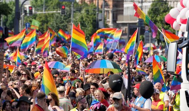 Πολωνία: “Το ουράνιο τόξο δεν πειράζει κανέναν”- Πορεία Ισότητας στην Βαρσοβία