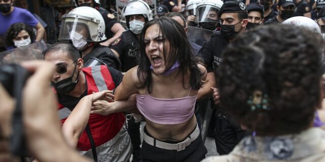 Τουρκία: Δακρυγόνα και συλλήψεις στο Pride της Κωνσταντινούπολης