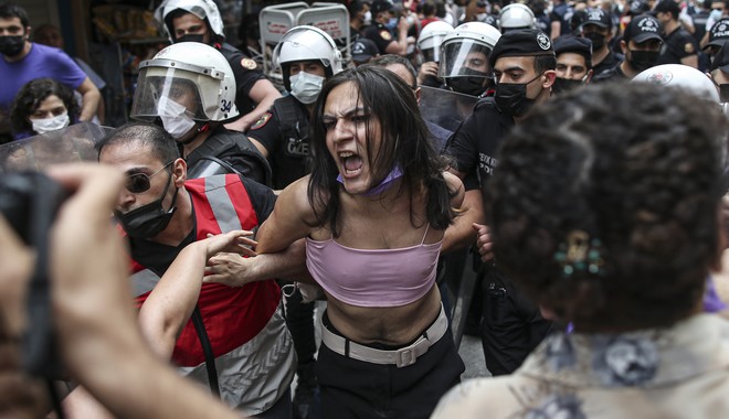Τουρκία: Δακρυγόνα και συλλήψεις στο Pride της Κωνσταντινούπολης