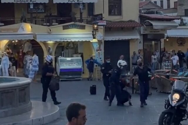 Ρόδος: Συνέλαβαν πλανόδια μουσικό εν μέσω ειρωνικών χειροκροτημάτων πολιτών