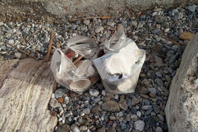 Θεσσαλονίκη: Εθελοντές μάζεψαν σκουπίδια 680 λίτρων από παραλία της πόλης