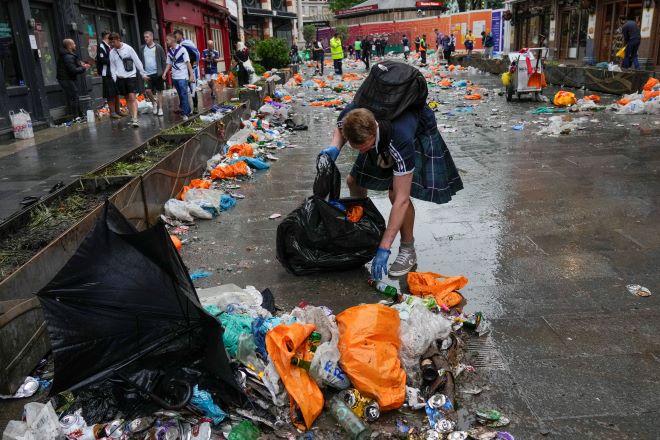 Euro 2020: Σκωτσέζοι καθάρισαν πλατεία μετά το ξέφρενο γλέντι για το βρετανικό ντέρμπι