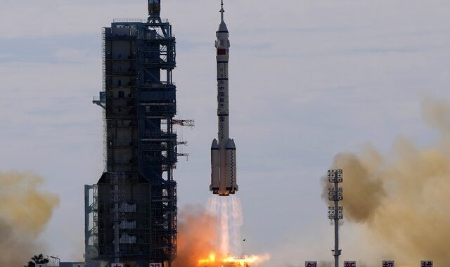Κίνα: Απογειώθηκε το διαστημόπλοιο Shenzhou-12 – Δείτε τα εντυπωσιακά βίντεο