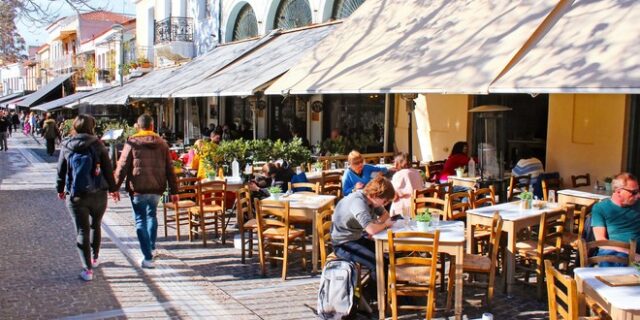 Covid- free μπαρ, γήπεδα, συναυλίες, εστιατόρια: Τα “προνόμια” για εμβολιασμένους – Ανακοινώσεις στις 12:00
