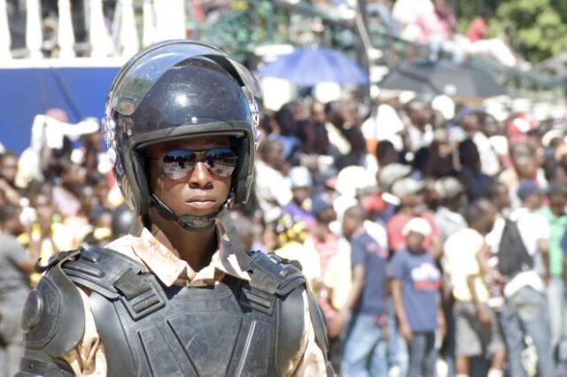 Αϊτή: Έφοδοι συμμοριών σε αστυνομικά τμήματα για την αρπαγή όπλων