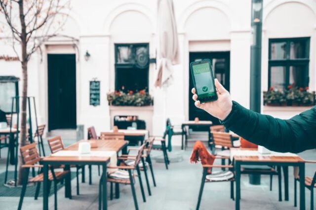 Μόσχα: Με QR εμβολιασμού ή μοριακό τεστ σε μπαρ και εστιατόρια