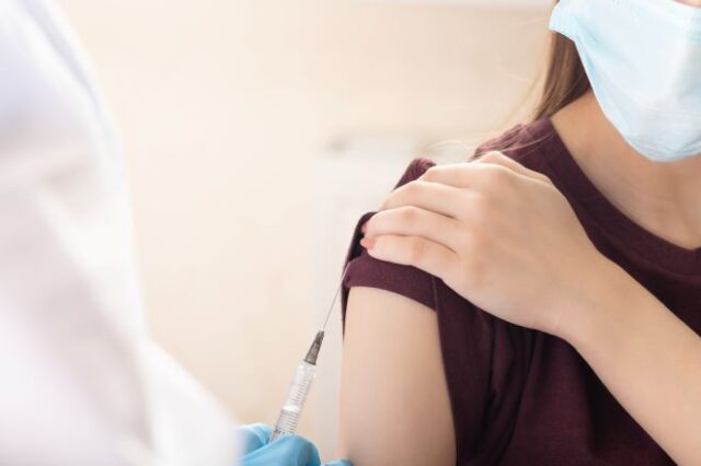 Εμβόλιο κορονοϊού: Ανοίγει σήμερα η πλατφόρμα για τις ηλικίες 15 – 17 ετών