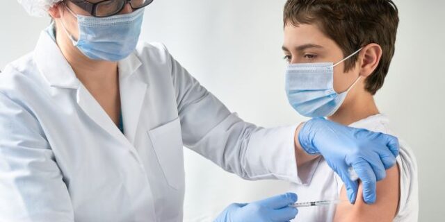 ECDC: Περιορισμένα τα οφέλη από τον εμβολιασμό σε εφήβους