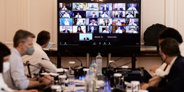 Η οικονομία μέχρι το 2025: Τα ρίσκα, οι μειώσεις φόρων και οι προβλέψεις για την ανάπτυξη