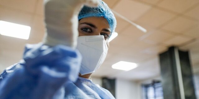 Κορονοϊός: 2327 νέα κρούσματα σήμερα στην Ελλάδα – 2 νεκροί και 142 διασωληνωμένοι