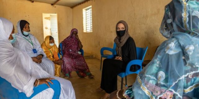 Μπουρκίνα Φάσο: Σε καταυλισμό προσφύγων η Αντζελίνα Τζολί