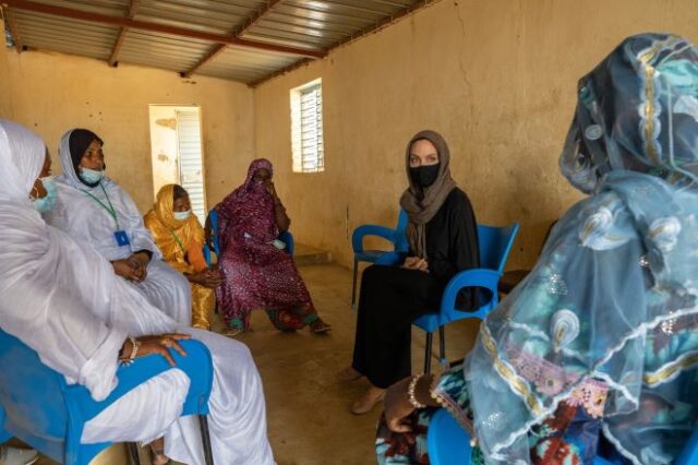 Μπουρκίνα Φάσο: Σε καταυλισμό προσφύγων η Αντζελίνα Τζολί