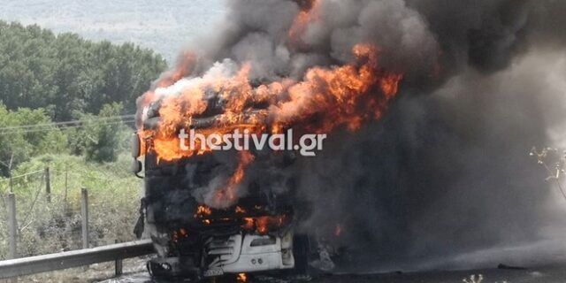 Θεσσαλονίκη: Νταλίκα τυλίχθηκε στις φλόγες στην Εγνατία