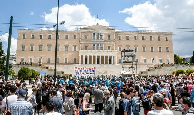 Εργασιακό: Η κυβέρνηση επιμένει παρά την οργή λαού