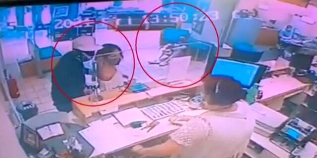 Νέα Φιλαδέλφεια: Ντοκουμέντο από τη ληστεία – Έβαλε το όπλο στην πλάτη πελάτισσας