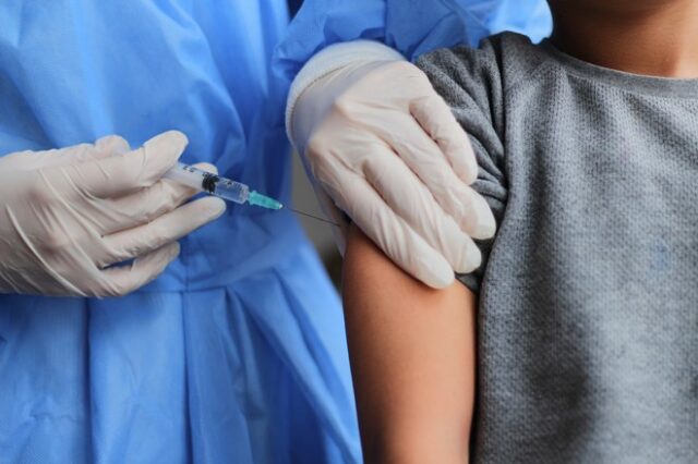 Γεωργιάδης: Προνόμια εμβολιασμένων, αλλά όχι ακόμα – Προς άνοιγμα τα φροντιστήρια