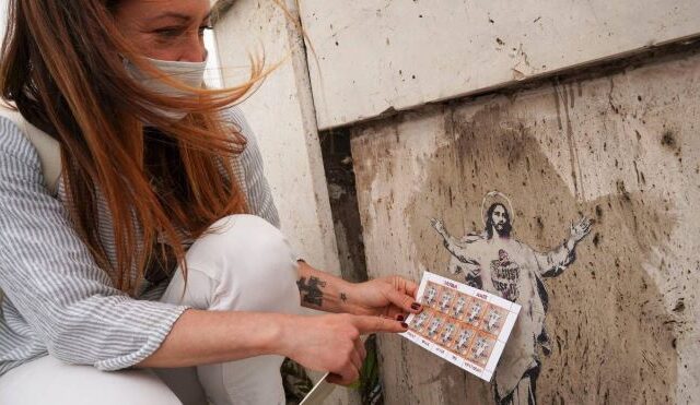 Street art καλλιτέχνις μήνυσε το Βατικανό για αναπαραγωγή του έργου της σε γραμματόσημο