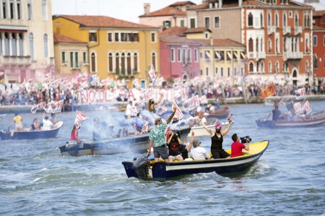 Βενετία: Διαδηλώσεις εν πλω κατά των κρουαζιερόπλοιων