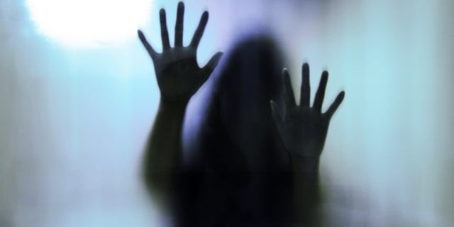 Θεσσαλονίκη: Ακινητοποιούσε την 10χρονη κόρη της για να τη βιάζει ο σύντροφός της