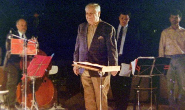Μάνος Χατζιδάκις: 27 χρόνια από τον θάνατο του κορυφαίου μουσικοσυνθέτη
