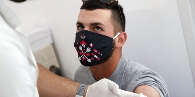 Freedom Pass: Προπληρωμένη κάρτα 150 ευρώ για κάθε νέο που θα εμβολιαστεί κατά του κορονοϊού