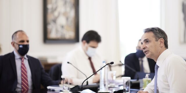 Νέα μέτρα: Από την απραξία στο πρόστιμο για ανεμβολίαστους άνω των 60 