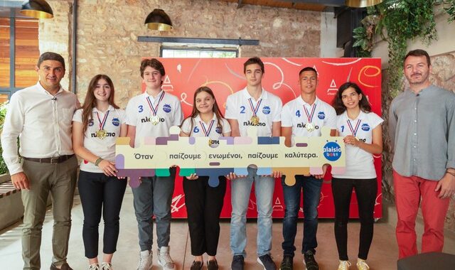 Η ομάδα Plaisiobots βραβεύεται για τη «χρυσή» της νίκη
στη Διεθνή Ολυμπιάδα Ρομποτικής