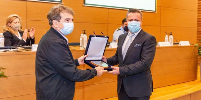 Γλυκά Νερά: Ο Χρυσοχοΐδης βράβευσε τους αστυνομικούς που έλυσαν την υπόθεση