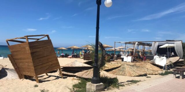 Χαλκιδική: Ανεμοστρόβιλος “χτύπησε” τα Νέα Μουδανιά – Τρεις τραυματίες