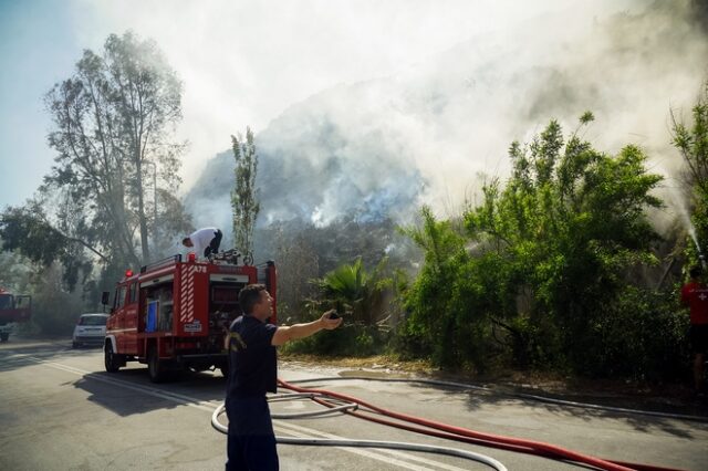 Ρόδος: Πυρκαγιά σε δασική έκταση στη Δ.Ε. Πεταλούδων