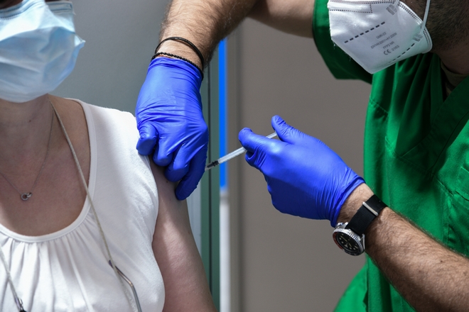 Κορονοϊός: Οι εμβολιασμένοι που νόσησαν είναι πιο προστατευμένοι απέναντι στις μεταλλάξεις