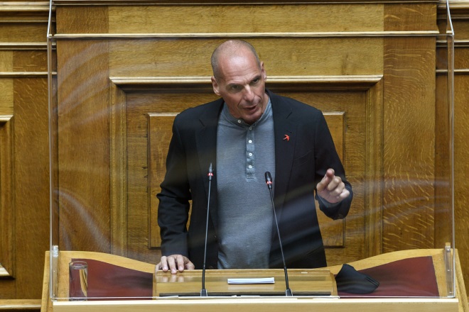 Βαρουφάκης: “Ναι” στο εμβόλιο, “όχι” στον διχασμό