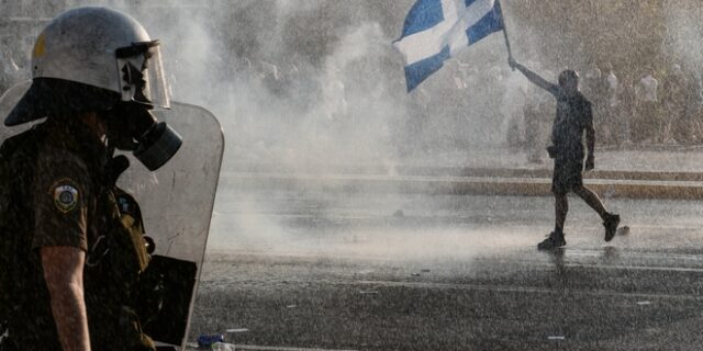 Σύνταγμα: Επεισοδιακή η συγκέντρωση αντιεμβολιαστών με ακροδεξιά σύμβολα και συνθήματα