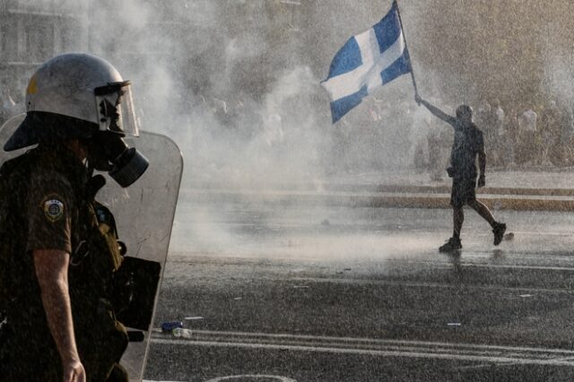 Σύνταγμα: Επεισοδιακή η συγκέντρωση αντιεμβολιαστών με ακροδεξιά σύμβολα και συνθήματα