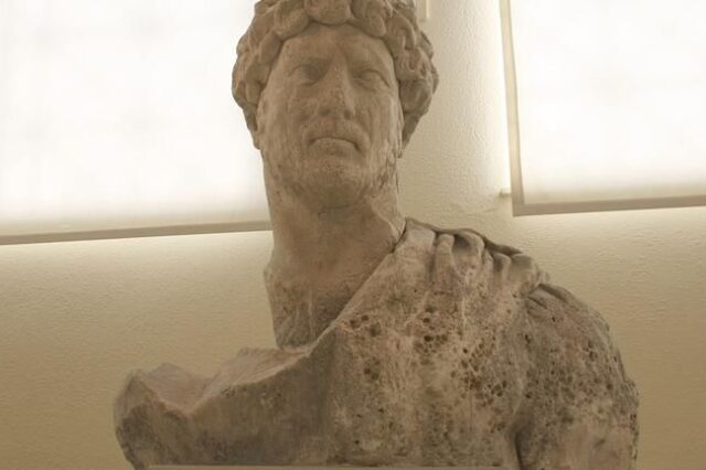 Κρήτη: Στο φως άγαλμα του Αδριανού – Η σπουδαία αρχαιολογική ανακάλυψη στην Αρχαία Λύττο